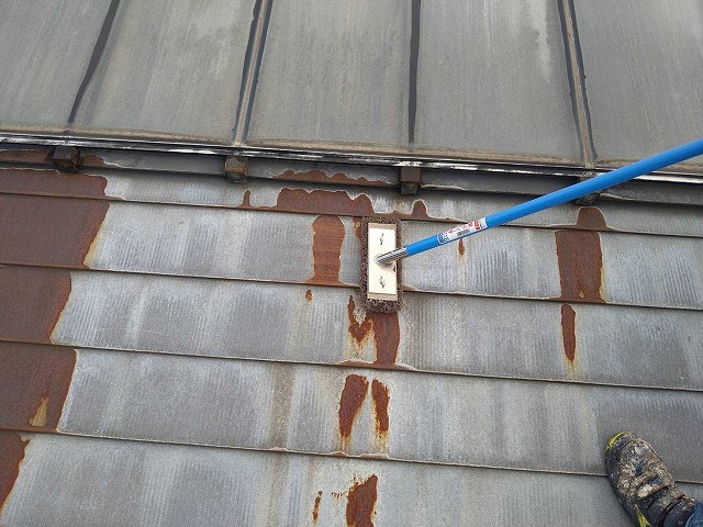笛吹市で塗装前の外壁木部ケレンとガルバリウム鋼板屋根・雪止め錆び落としを徹底！